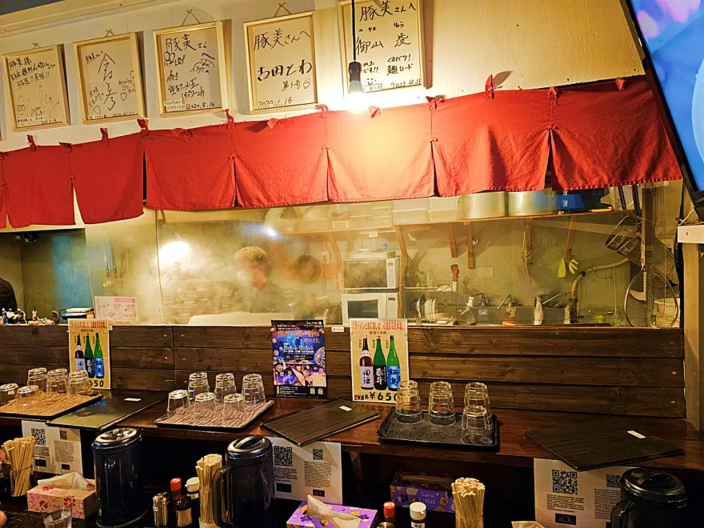 매장 내부에 빼곡한 유명인 방문 싸인들