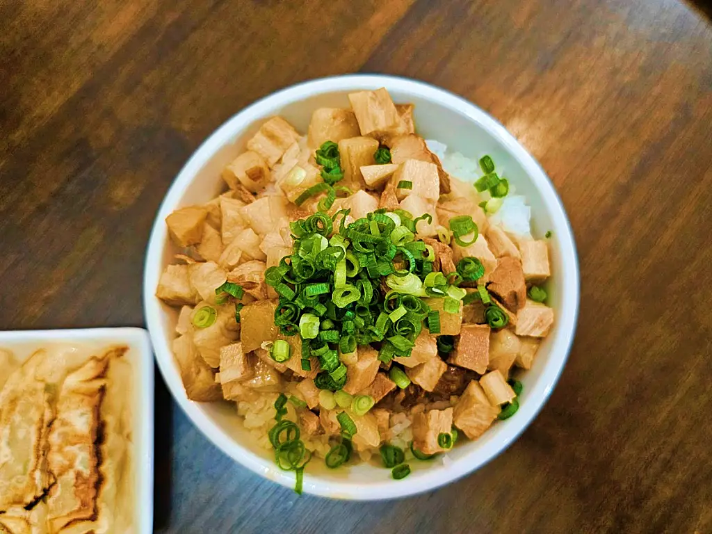 그릇을 가득 채운 푸짐한 양의 차슈 덮밥 고기 비주얼