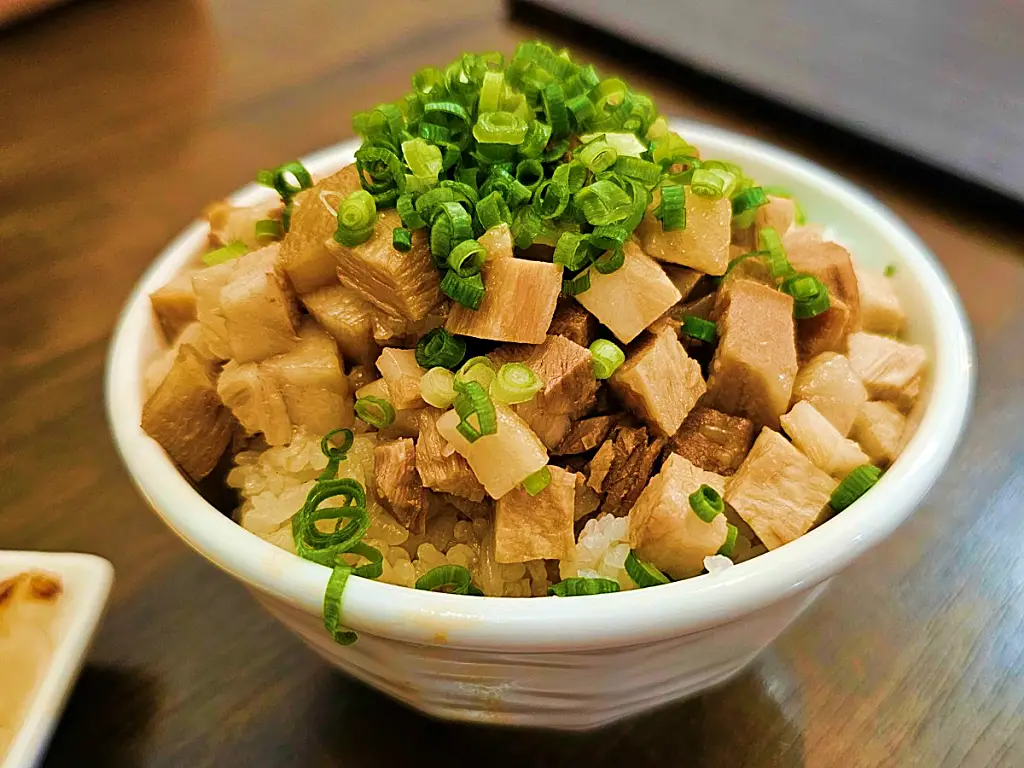 파와 고기가 어우러진 맛깔스러운 차슈 덮밥 상세샷