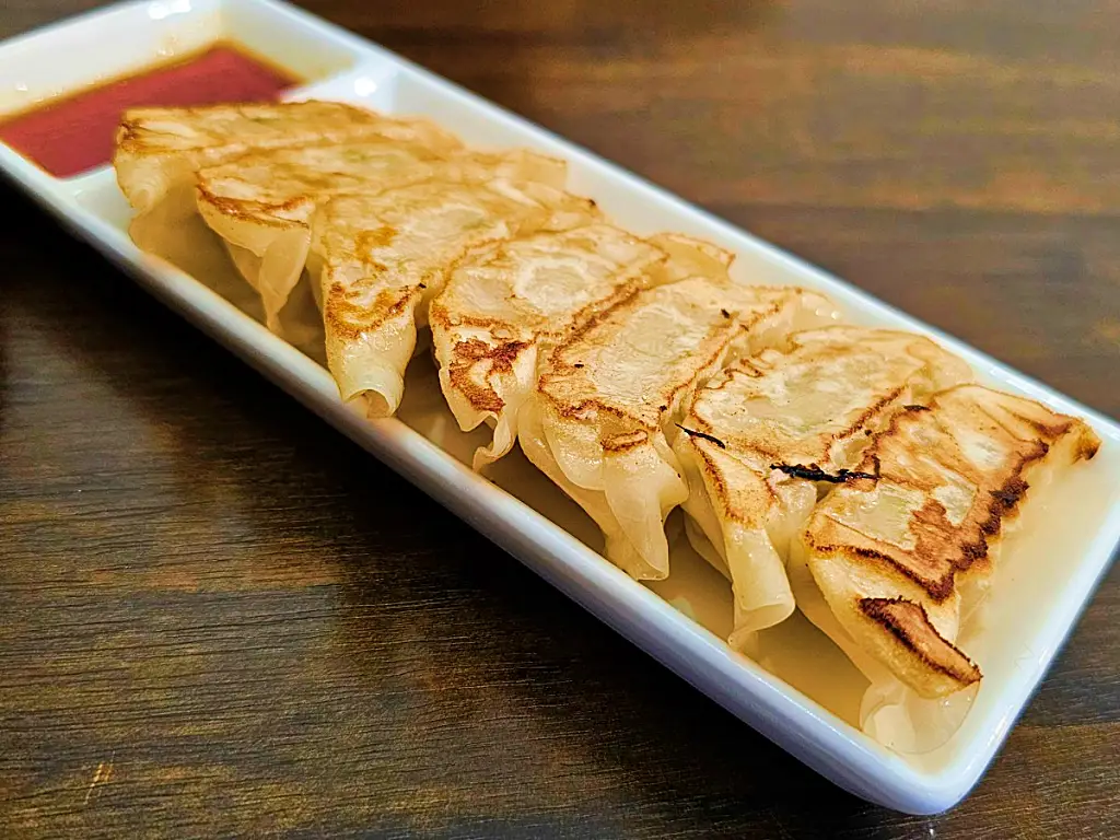 노릇하게 잘 구워진 육즙 가득한 교자 한판