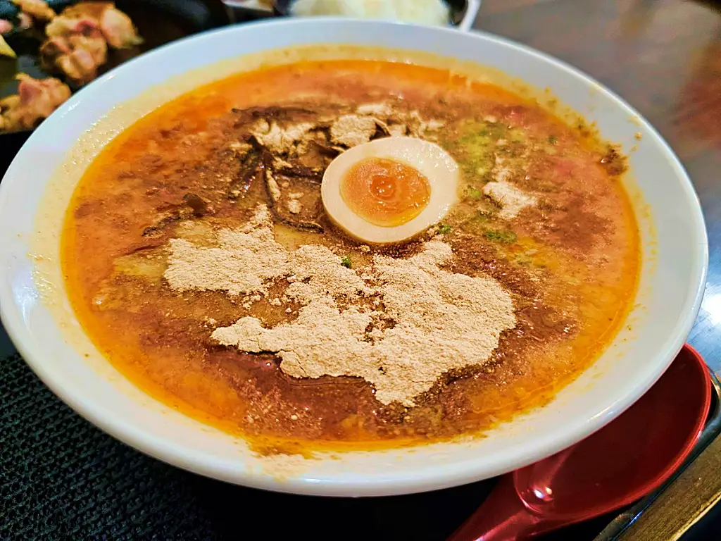 라멘의 풍미를 더해주는 튀긴 마늘 가루 근접 촬영