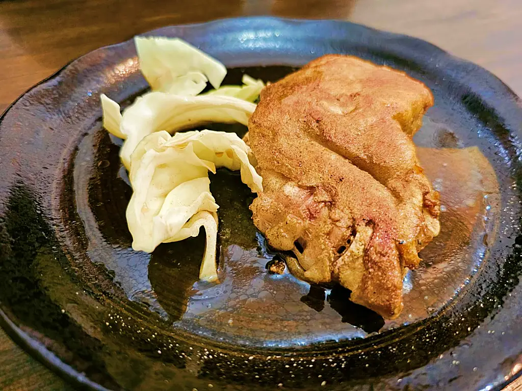 톤비만의 시그니처 메뉴인 바삭한 족발 튀김 사이드