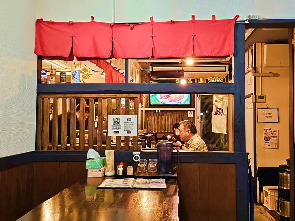 활기차게 요리하는 모습이 보이는 오픈 주방 전경