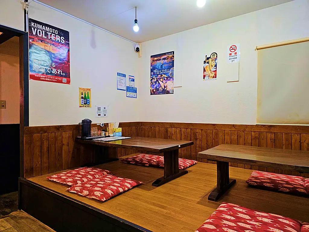 아늑하고 정겨운 느낌의 톤비 라멘 바 좌석 내부