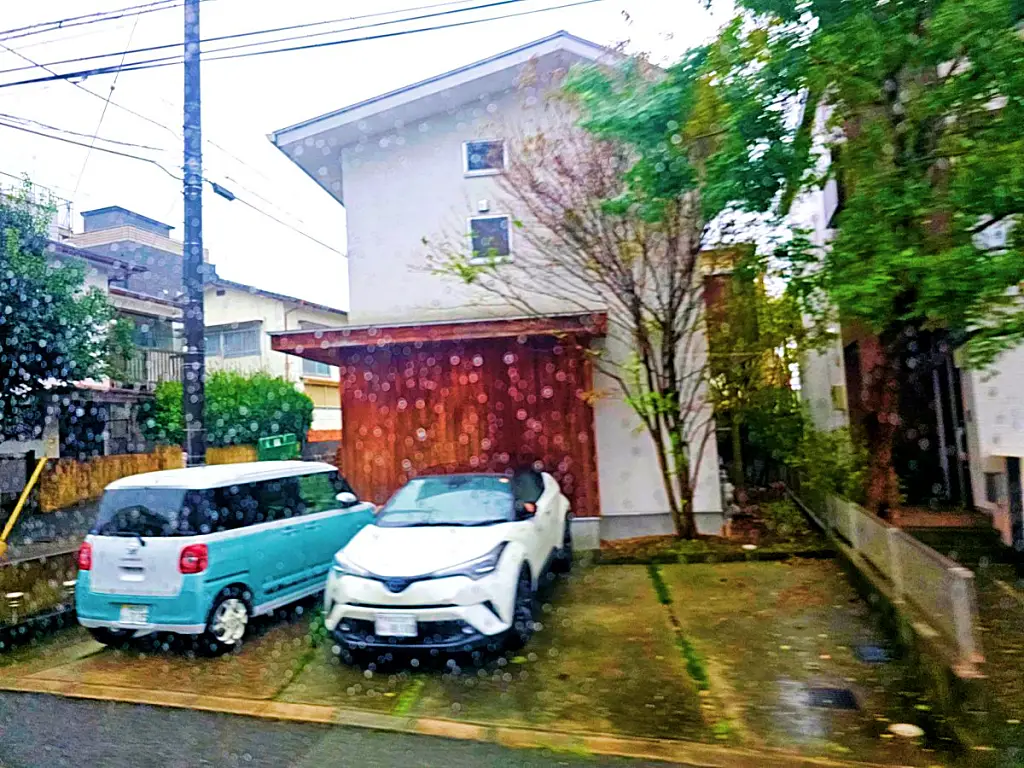 버스 안에서 창문을 통해 바라본 일본의 조용한 주택가 모습