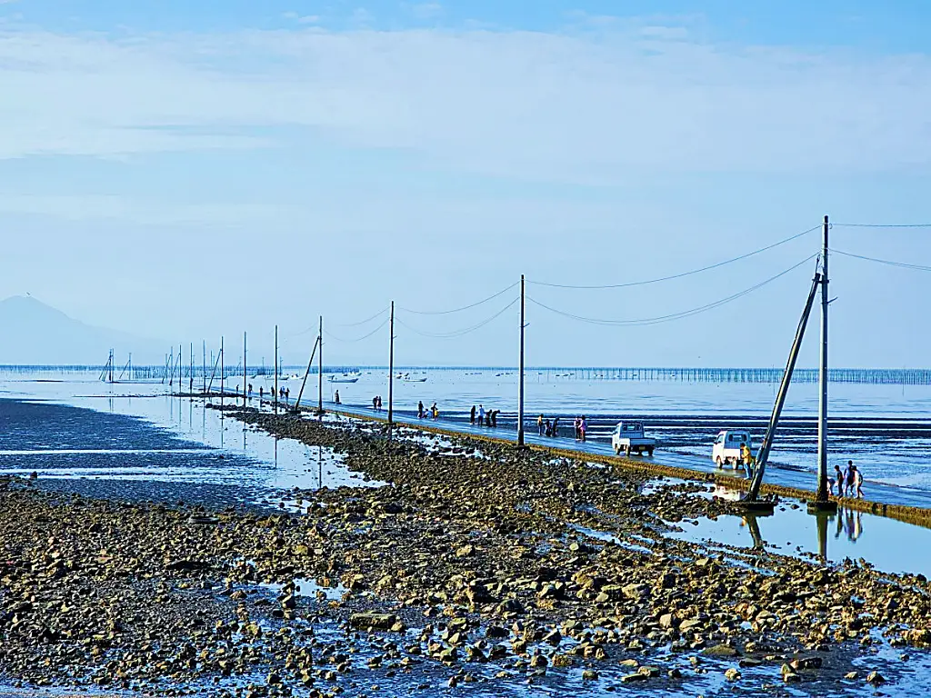 바다 위 해중도로를 실제로 달리는 트럭과 자동차들의 이색적인 풍경