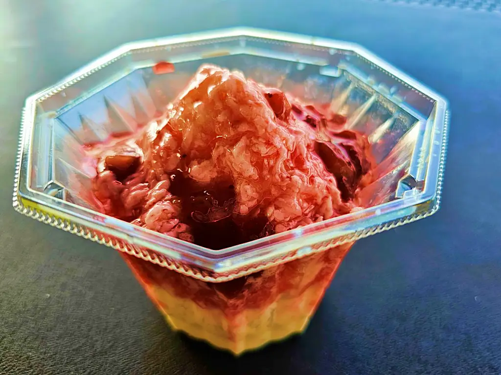 상큼한 딸기 시럽과 과육이 가득 올라간 시원한 일본식 딸기 빙수