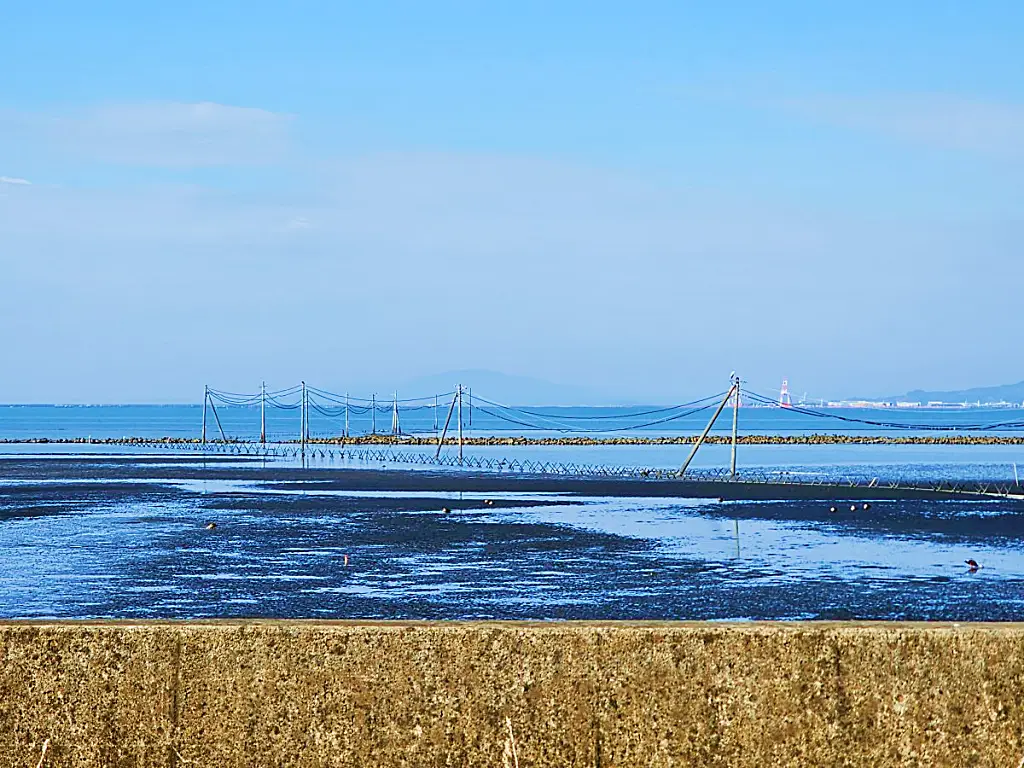 간조 때 바닷물이 빠지며 드러난 나가베타 해중도로의 신비로운 전경