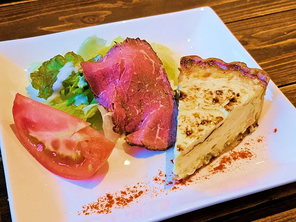 식전 입맛을 돋우는 수제 키쉬와 부드러운 로스트비프 전채 플레이트