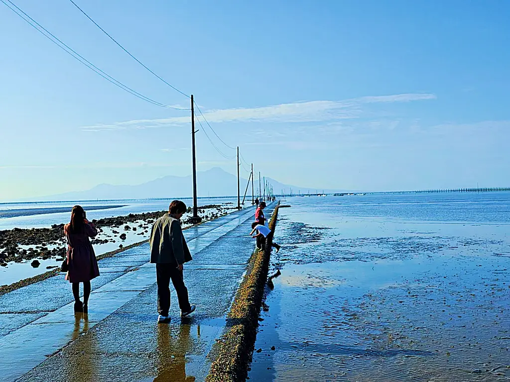 해중도로 끝에서 바라본 아득한 아리아케해 바다와 푸른 하늘