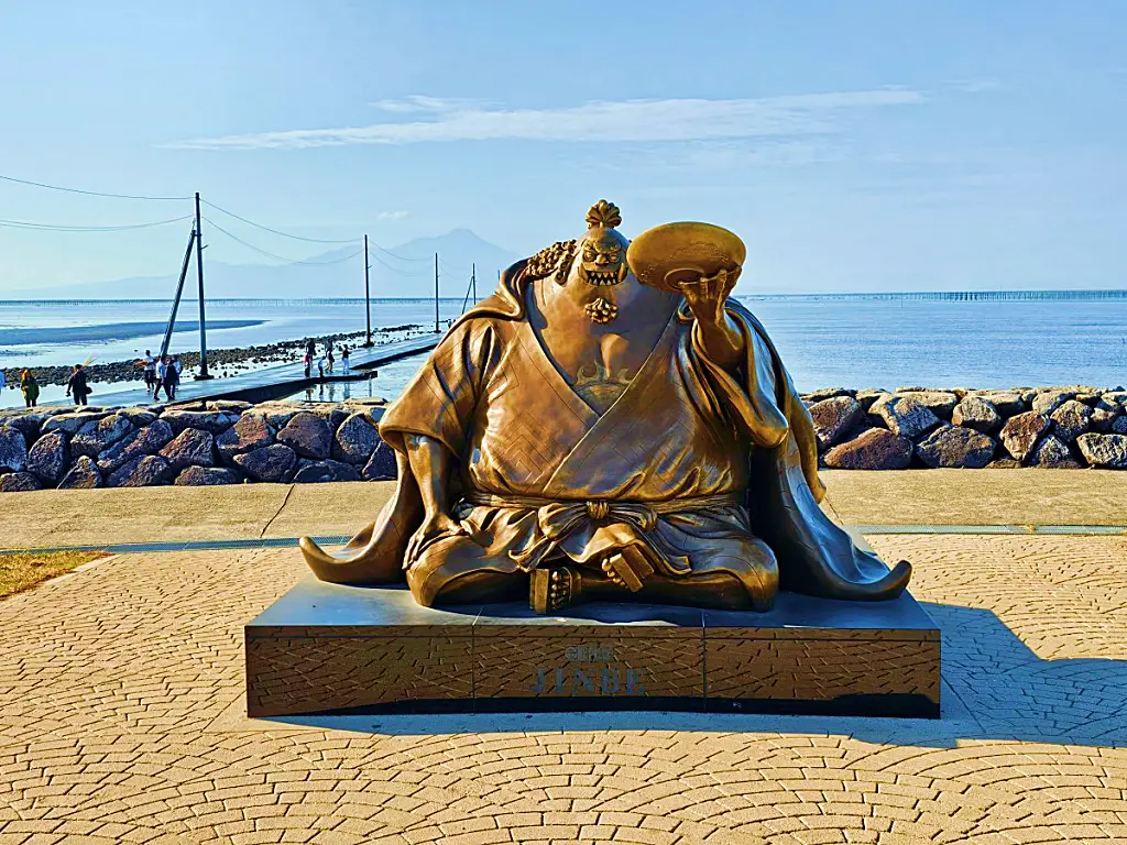 구마모토 스미요시 해안공원에 설치된 원피스 진베 동상 정면 모습