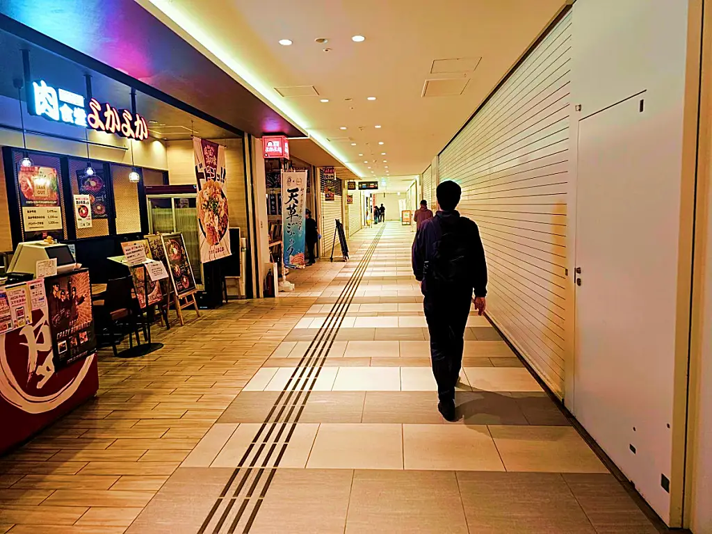 사쿠라마치 터미널 내부의 깔끔한 상점가와 승강장 연결 통로