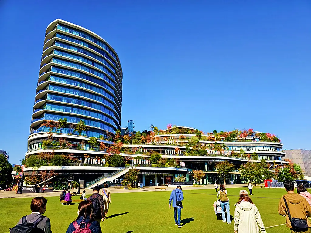 파란 하늘 아래 현대적인 사쿠라마치 터미널 전경과 넓은 광장