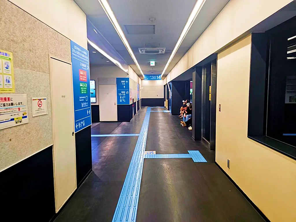 14번 승강장 앞 대기 구역의 깔끔한 내부 모습