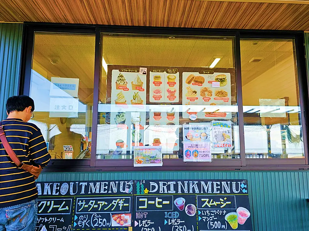 스미요시 해안공원 매점의 주문 카운터와 이용 안내 문구