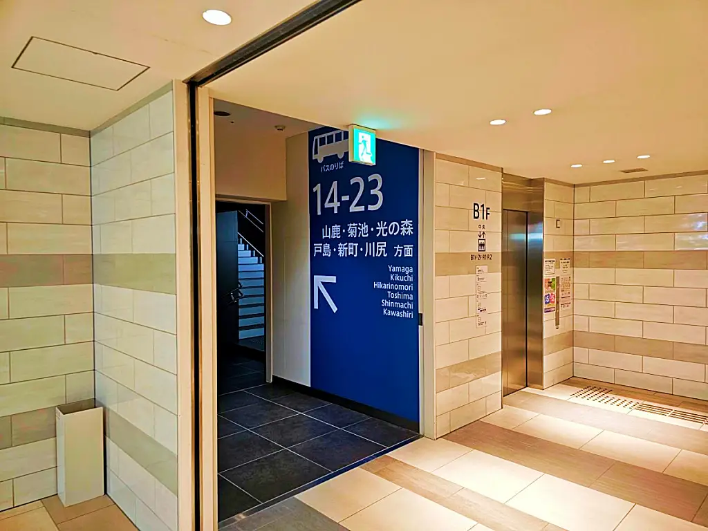 14번에서 23번 승강장으로 안내하는 벽면의 대형 이정표