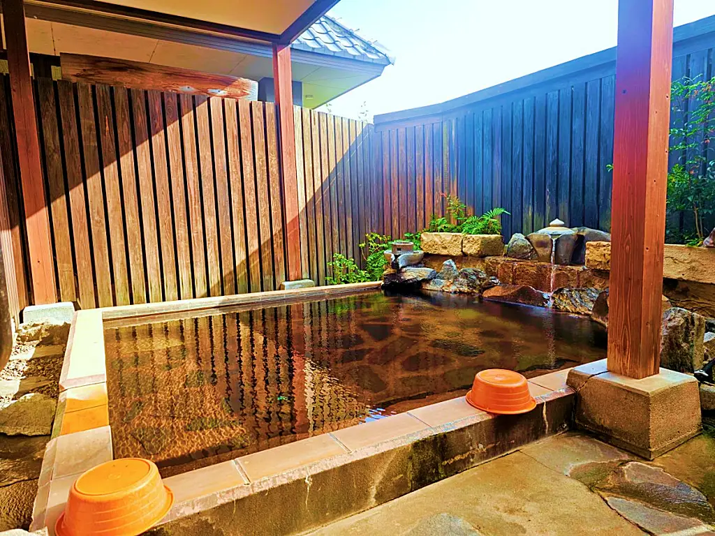 자연과 어우러진 우에키 온천의 고즈넉한 노천탕과 가족탕 모습