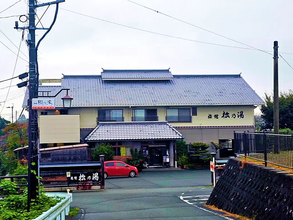 고즈넉한 분위기를 풍기는 우에키 온천 료칸 마츠노유의 외관 전경