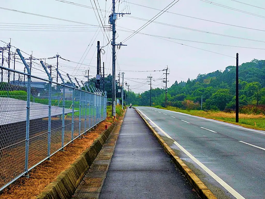 우에키 온천 마을로 향하는 한적하고 평화로운 길가 풍경
