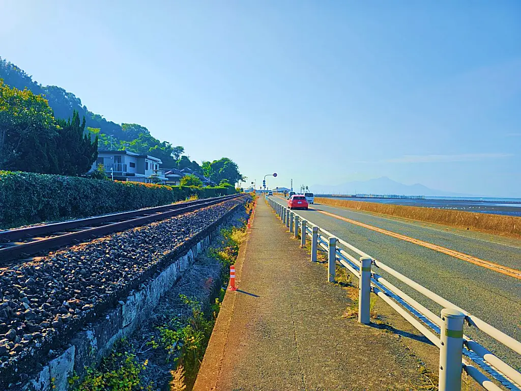 기찻길 옆으로 펼쳐진 구마모토 우토시 해안도로와 바다 풍경