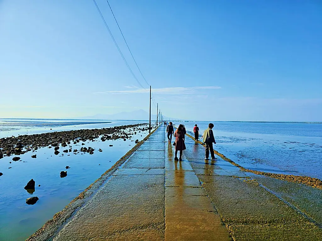 바다 한가운데로 이어진 나가베타 해중도로를 따라 걷는 여행객들