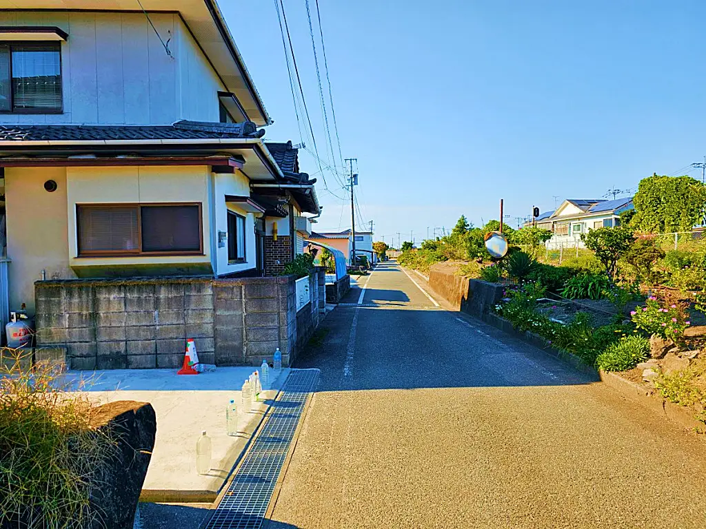 스미요시 해안공원으로 향하는 조용하고 고즈넉한 일본 시골 골목길